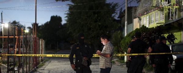 File Photo: Policemen guard the crime scene where five men were murdered at a soccer field in Cuscatancingo, El Salvador August 2, 2015 - Sputnik International