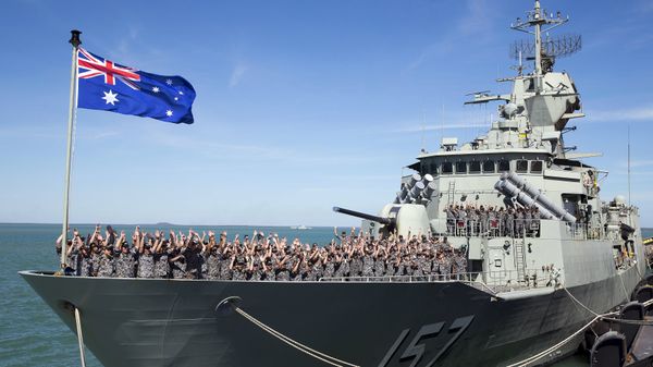 The crew of the Royal Australian Navy Anzac class frigate HMAS Perth cheer as they arrive at the Northern Australian city of Darwin in this picture taken on July 3, 2015 The crew of the Royal Australian Navy Anzac class frigate HMAS Perth cheer as they arrive at the Northern Australian city of Darwin in this picture taken on July 3, 2015 - Sputnik International