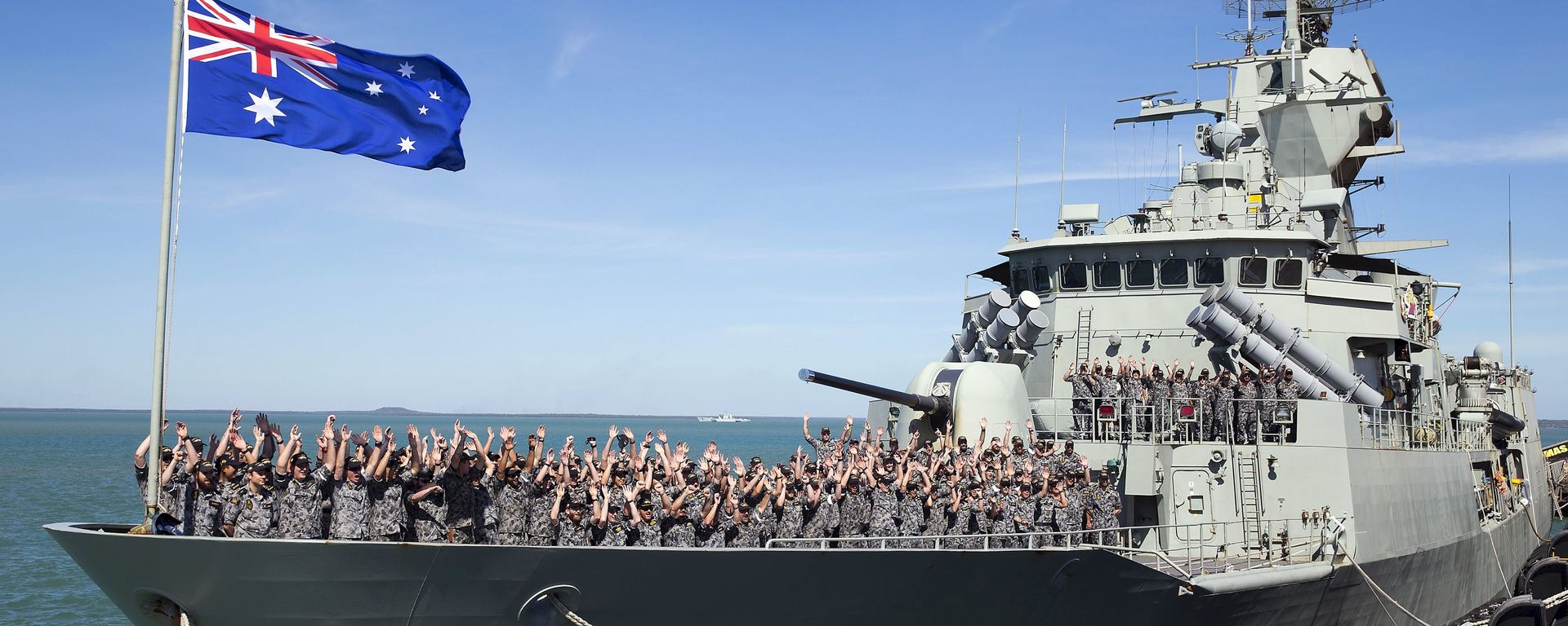 The crew of the Royal Australian Navy Anzac class frigate HMAS Perth cheer as they arrive at the Northern Australian city of Darwin in this picture taken on July 3, 2015 The crew of the Royal Australian Navy Anzac class frigate HMAS Perth cheer as they arrive at the Northern Australian city of Darwin in this picture taken on July 3, 2015 - Sputnik International, 1920, 14.11.2021