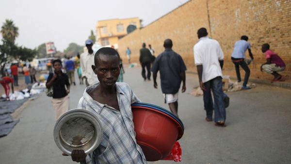 A man sells pots at a marketplace in Burundi's capital Bujumbura, as the country awaits the results of Tuesday's presidential elections, July 23, 2015 A man sells pots at a marketplace in Burundi's capital Bujumbura, as the country awaits the results of Tuesday's presidential elections, July 23, 2015 - Sputnik International