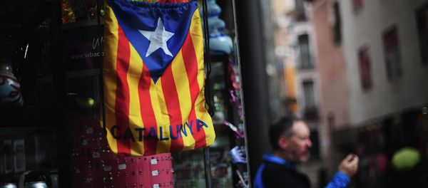 A bag with the estelada or pro independence flag is displayed in Barcelona, Spain, Monday, Nov. 10, 2014 - Sputnik International