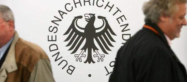Guests walk past a logo of Germany's intelligence agency the Bundesnachrichtendienst (BND - Federal Intelligence Service). - Sputnik International