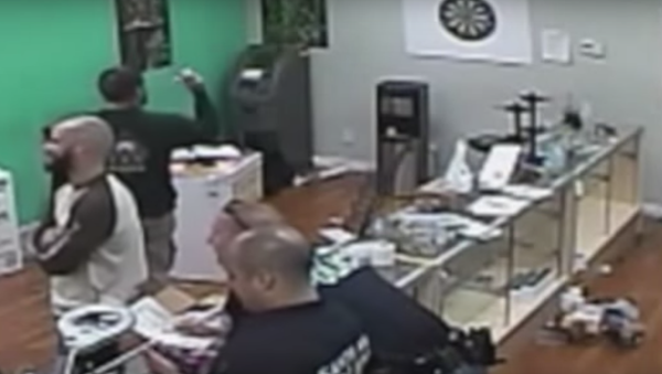 Cali Cops Sue to Suppress Video Allegedly Showing Them Eating Pot Brownies - Sputnik International
