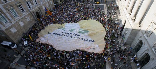 Catalan pro-independence supporters display a giant banner at Sant Jaume square in Barcelona, Spain, August 4, 2015 Catalan pro-independence supporters display a giant banner at Sant Jaume square in Barcelona, Spain, August 4, 2015 - Sputnik International