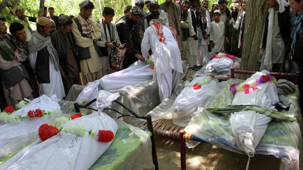 Afghan relatives of the victims of a roadside bomb explosion gather to offer funeral prayers in Ghazni on June 5, 2015 - Sputnik International