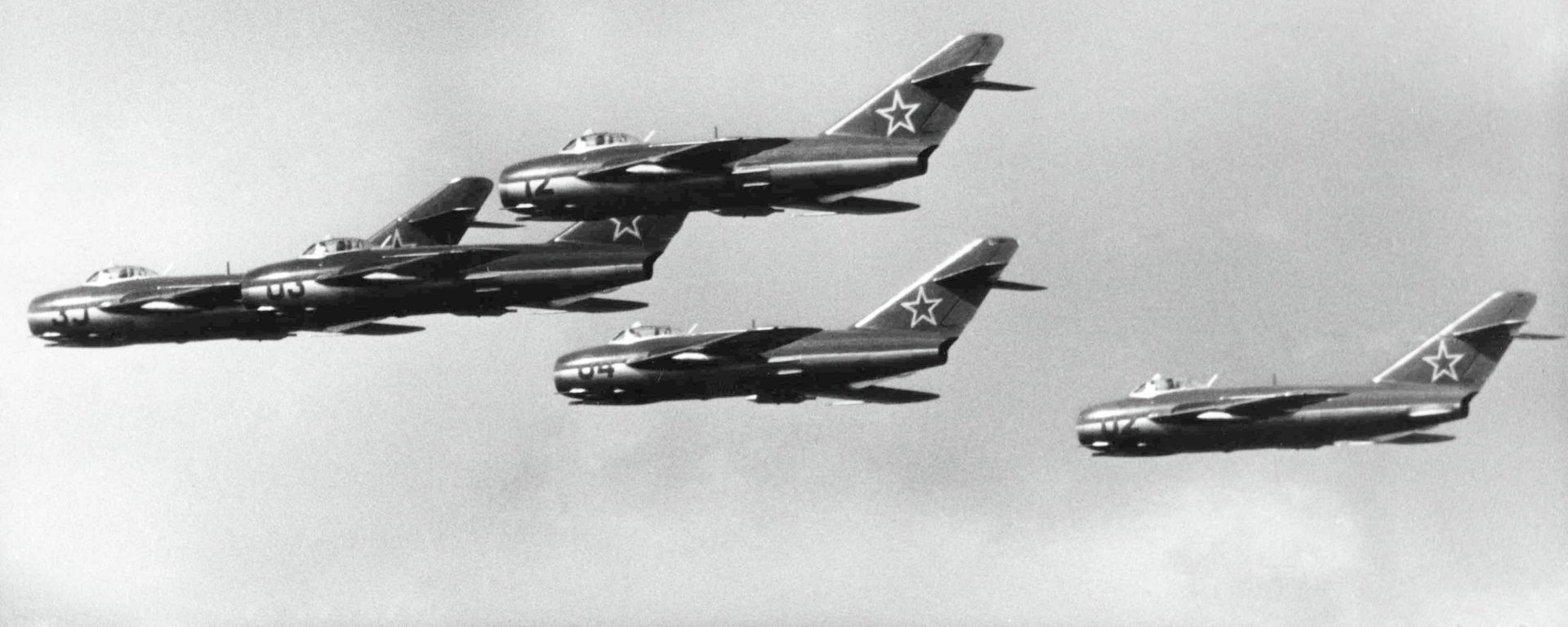 Russian MIG 15 jet fighters during a demonstration at the East German Air Force Sports and Cultural Festival, at Cottbus, East Germany, on Sept. 3, 1957 Russian MIG 15 jet fighters during a demonstration at the East German Air Force Sports and Cultural Festival, at Cottbus, East Germany, on Sept. 3, 1957 - Sputnik International, 1920, 16.02.2020