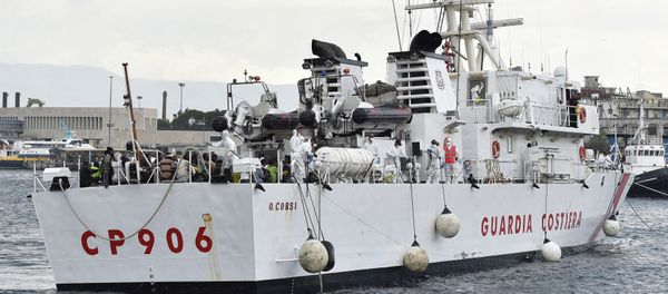 Migrants wait to disembark from Italian Coast Guard ship Oreste Corsi, at the Messina harbor in Sicily, Italy, Tuesday, Aug. 4, 2015 - Sputnik International