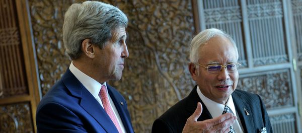 Malaysia’s Prime Minister Najib Razak (R) listens while US Secretary of State John Kerry talks before a meeting at the prime minister's office in Putrajaya on August 5, 2015 - Sputnik International