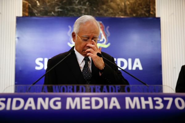 Malaysian Prime Minister Najib Razak, center, gestures before speaking at a special press conference announcing the findings for the ill fated flight MH370 in Kuala Lumpur, Malaysia, early Thursday, Aug. 6, 2015 - Sputnik International