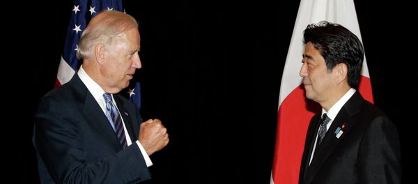 US Vice President Joe Biden, left, and Japan's Prime Minister Shinzo Abe - Sputnik International
