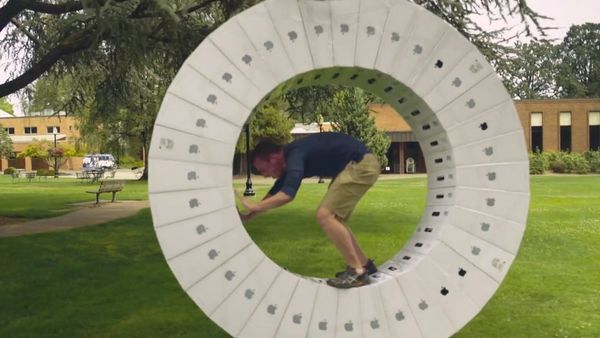 Taking the Giant iMac Wheel for a Spin - Sputnik International