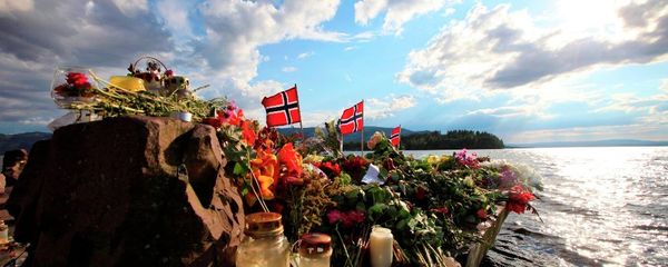 Norwegian flags and flowers are seen in Sundvollen, close to Utoya island, background, where gunman Anders Behring Breivik killed at least 68 people, near Oslo, Norway (Foto vom 28.07.11). Norwegian flags and flowers are seen in Sundvollen, close to Utoya island, background, where gunman Anders Behring Breivik killed at least 68 people, near Oslo, Norway (Foto vom 28.07.11). - Sputnik International