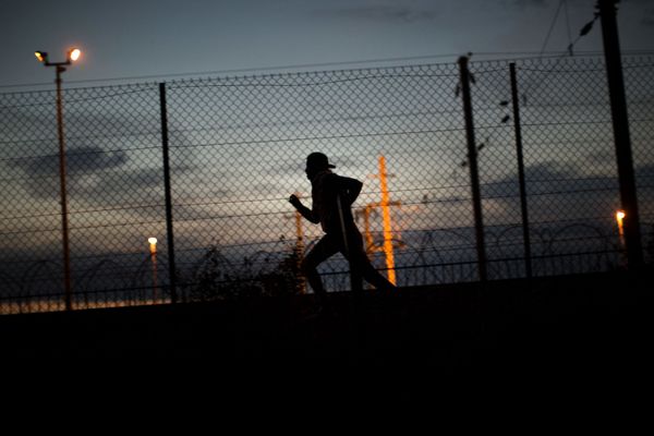 A migrant runs after crossing a fence as he attempts to access the Channel Tunnel, in Calais, northern France, Monday, Aug. 3, 2015. A migrant runs after crossing a fence as he attempts to access the Channel Tunnel, in Calais, northern France, Monday, Aug. 3, 2015. - Sputnik International