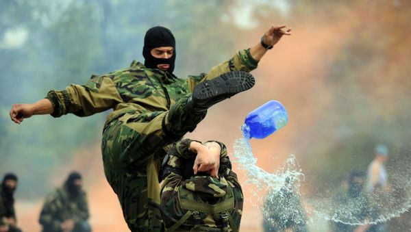Belarus soldiers of airborne forces perform as they celebrate the Paratroopers' Day in Minsk on August 1, 2015. - Sputnik International