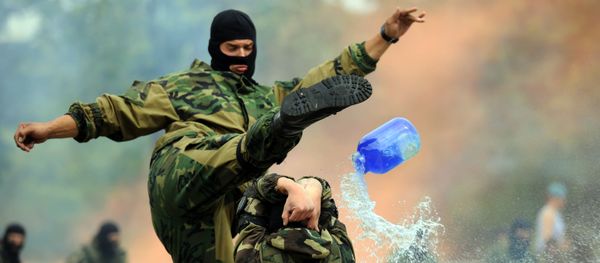 Belarus soldiers of airborne forces perform as they celebrate the Paratroopers' Day in Minsk on August 1, 2015. - Sputnik International