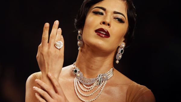 A model displays creations during a fashion show at the India International Jewelry Week in Mumbai, India - Sputnik International