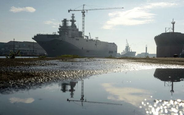 Second Mistral helicopter carrier floated out in France - Sputnik International