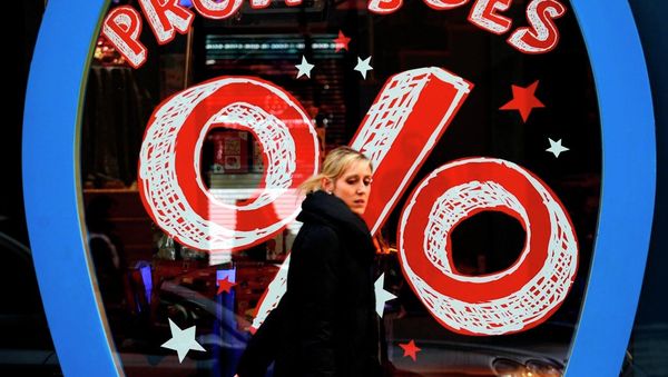 A woman walks past a shop offering discounts in downtown Lisbon, Thursday, Jan. 9, 2014. - Sputnik International