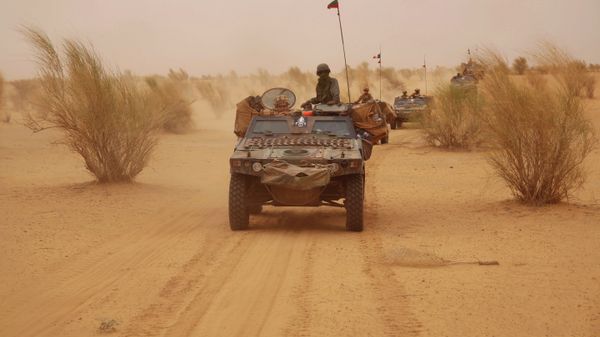 French forces patrol in the desert of Northern Mali along the border with Niger on the outskirts of Asongo, Northern Mali. - Sputnik International