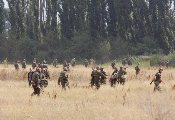 Georgian soldiers walk in the outskirts of the northern Georgian town of Gori, on Saturday, Aug. 9, 2008 Georgian soldiers walk in the outskirts of the northern Georgian town of Gori, on Saturday, Aug. 9, 2008 - Sputnik International
