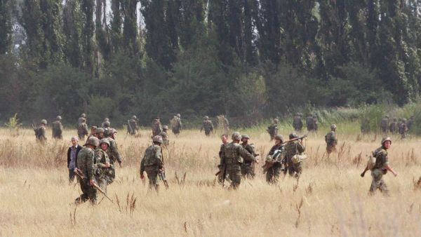 Georgian soldiers walk in the outskirts of the northern Georgian town of Gori, on Saturday, Aug. 9, 2008 - Sputnik International