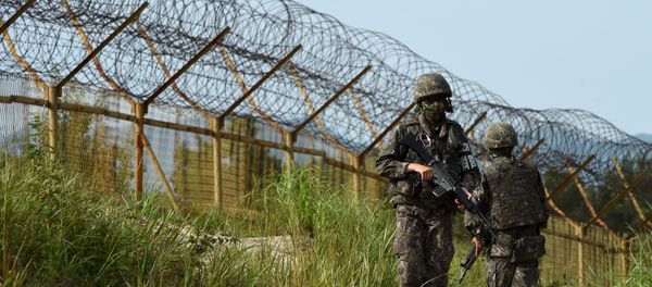 South Korean soldiers patrol along the scene of a blast inside the demilitarized zone separating the two Koreas in Paju, South Korea, in this picture taken on August 9, 2015 - Sputnik International