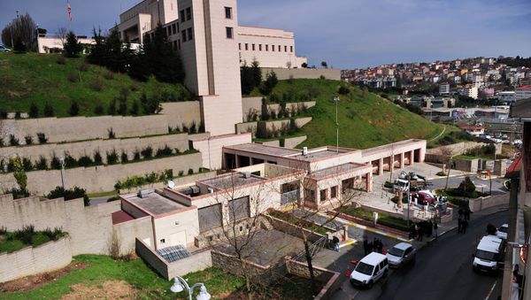 Turkish forensic officers prepare to remove a vehicle front of the US consulate in Istanbul on February 27, 2015 - Sputnik International