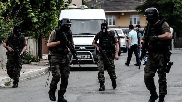 Turkish special police officers patrol in the street after clashes with attackers on August 10, 2015 at the Sultanbeyli district in Istanbul Turkish special police officers patrol in the street after clashes with attackers on August 10, 2015 at the Sultanbeyli district in Istanbul - Sputnik International
