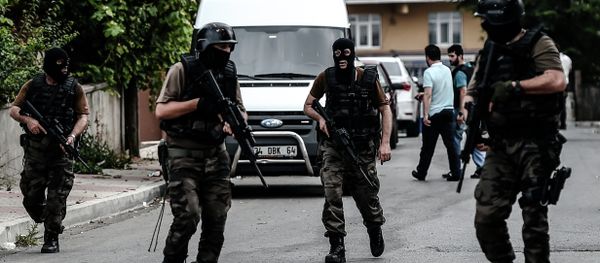 Turkish special police officers patrol in the street after clashes with attackers on August 10, 2015 at the Sultanbeyli district in Istanbul - Sputnik International