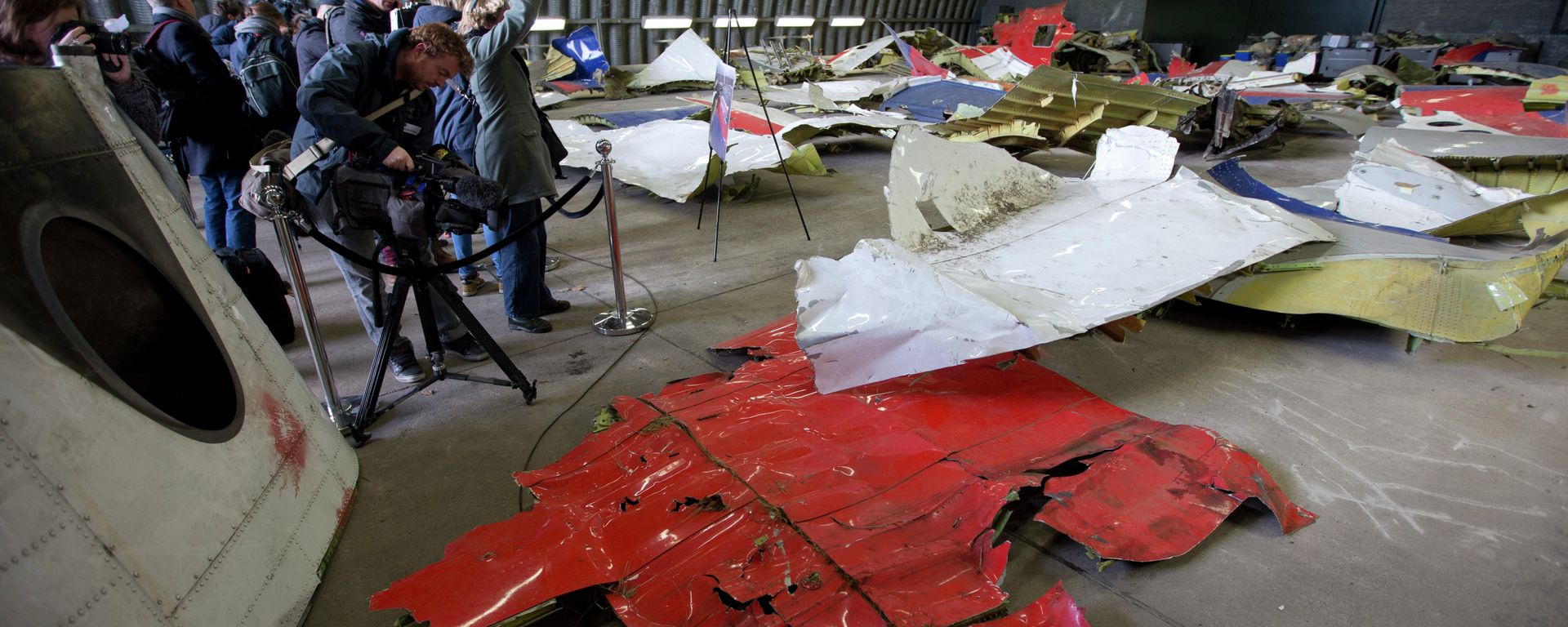 Journalists take images of parts of the wreckage of the Malaysia Airlines Flight 17 displayed in a hangar at Gilze Rijen airbase, Netherlands, Tuesday, March 3, 2015 - Sputnik International, 1920, 17.11.2022