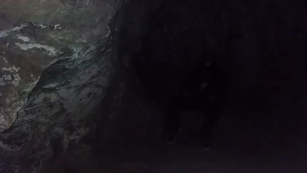 Testing out the accoustics of a singing cave - Sputnik International