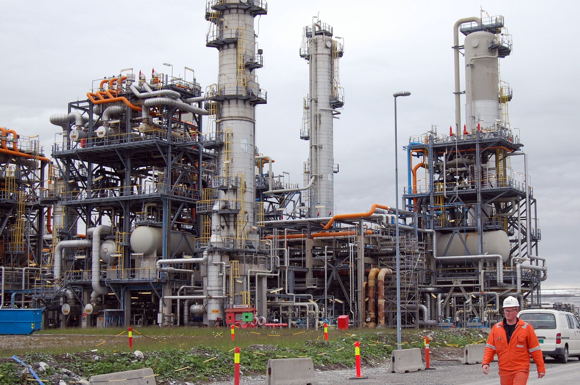 A worker is pictured on May 29, 2009 at the Mongstad oil refinery in western Norway, the most polluting of the country. The refinery chimneys belch out 1,7 million tonnes of carbon dioxide into the air per year, yet with the new pilot system of channeling the carbon dioxide, set for 2011, it may greatly contribute to the fight against global warming. - Sputnik International, 1920, 06.10.2022