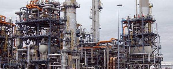 A worker is pictured on May 29, 2009 at the Mongstad oil refinery in western Norway, the most polluting of the country. The refinery chimneys belch out 1,7 million tonnes of carbon dioxide into the air per year, yet with the new pilot system of channeling the carbon dioxide, set for 2011, it may greatly contribute to the fight against global warming. - Sputnik International