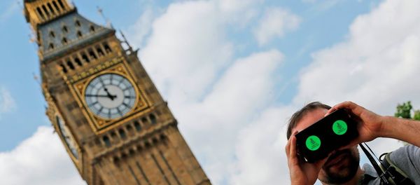 A man looks through a virtual reality device that shows a 360 degree view of the city of Aleppo, Syria during an Amnesty International protest in Parliament Square to urge the British government to do more to help Syrian refugees, London, Saturday, July 11, 2015. - Sputnik International