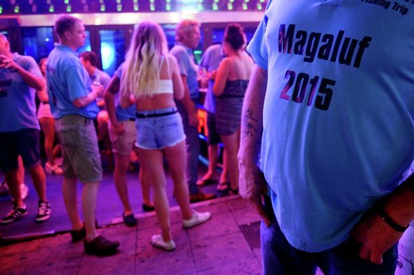 Tourists stand on the street at the resort of Magaluf, in Calvia town, on the Spanish Balearic island of Mallorca, Wednesday, June 10, 2015.  - Sputnik International