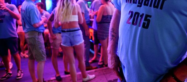 Tourists stand on the street at the resort of Magaluf, in Calvia town, on the Spanish Balearic island of Mallorca, Wednesday, June 10, 2015. Tourists stand on the street at the resort of Magaluf, in Calvia town, on the Spanish Balearic island of Mallorca, Wednesday, June 10, 2015. - Sputnik International