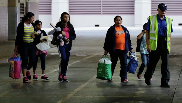 FILE - In this July 7, 2015, file photo, immigrants from El Salvador and Guatemala who entered the country illegally board a bus after they were released from a family detention center in San Antonio - Sputnik International