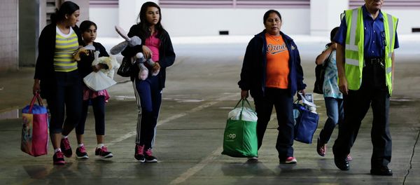 FILE - In this July 7, 2015, file photo, immigrants from El Salvador and Guatemala who entered the country illegally board a bus after they were released from a family detention center in San Antonio - Sputnik International