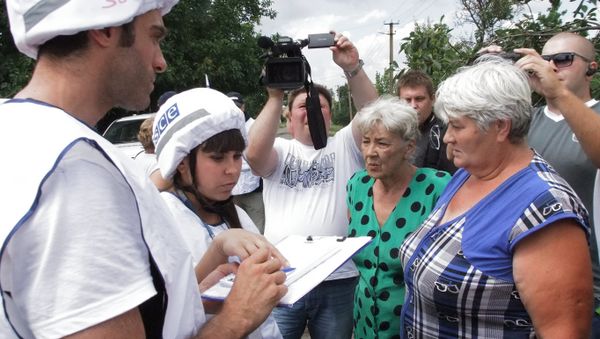 OSCE monitors survey residents of Sakhanka, Donetsk Region, which was shelled by Ukrainian army - Sputnik International