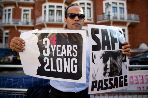 A supporter of Wikileaks founder Julian Assange holds banners outside the Ecuadorian embassy in London as he marks three years since Assange claimed asylum in the embassy on June 19, 2015. A supporter of Wikileaks founder Julian Assange holds banners outside the Ecuadorian embassy in London as he marks three years since Assange claimed asylum in the embassy on June 19, 2015. - Sputnik International