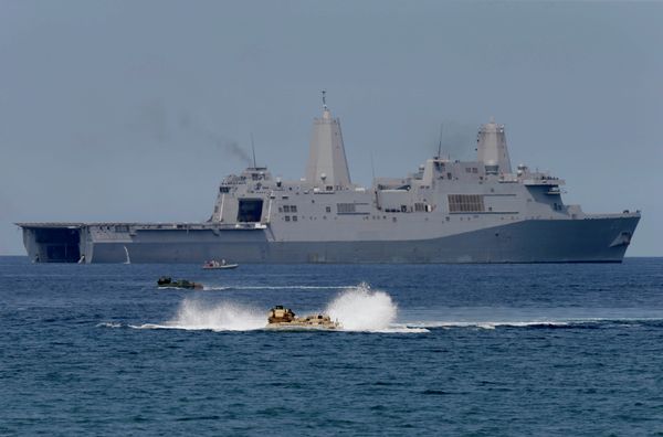 US Navy amphibious assault vehicles with Philippine and US troops on board maneuver in the waters during a combined exercise in the South China Sea. US Navy amphibious assault vehicles with Philippine and US troops on board maneuver in the waters during a combined exercise in the South China Sea. - Sputnik International