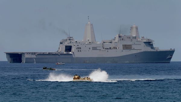 US Navy amphibious assault vehicles with Philippine and US troops on board maneuver in the waters during a combined exercise in the South China Sea. - Sputnik International