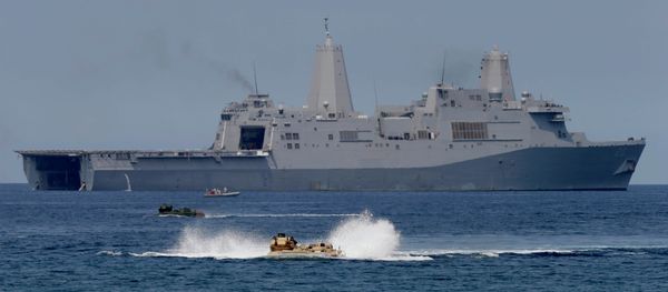 US Navy amphibious assault vehicles with Philippine and US troops on board maneuver in the waters during a combined exercise in the South China Sea. - Sputnik International