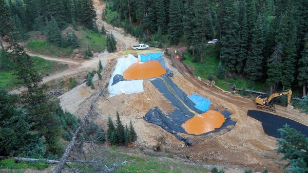 Yellow mine waste water from the Gold King Mine collects in holding pools. - Sputnik International