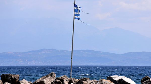 A torn Greek flag flutters at a coast near Antirio, southwest of Athens on August 9, 2015 A torn Greek flag flutters at a coast near Antirio, southwest of Athens on August 9, 2015 - Sputnik International