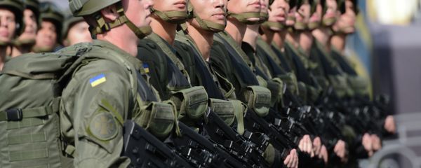 Ukrainian soldiers parade in Kiev during Ukrainian Independence Day celebrations. - Sputnik International