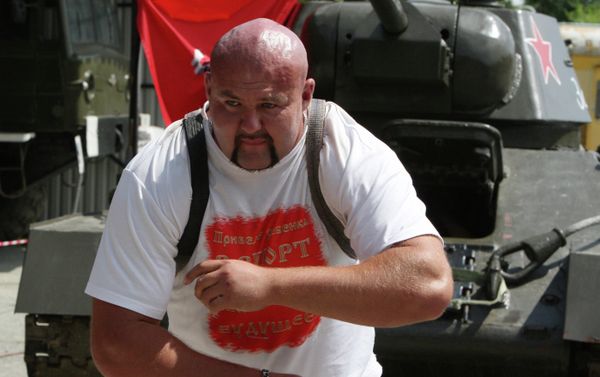 Muscleman Ivan Savkin pulls T-34 tank - Sputnik International