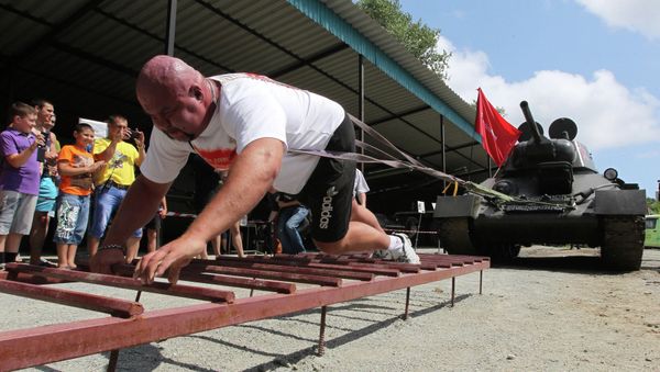 Muscleman Ivan Savkin pulls T-34 tank - Sputnik International