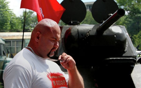 Muscleman Ivan Savkin pulls T-34 tank - Sputnik International