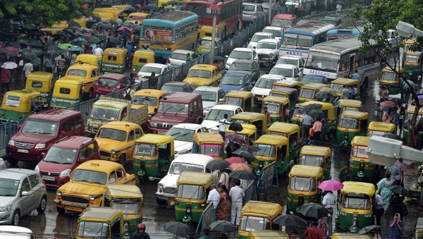 Indian commuters cross the road amid heavy rush hour traffic in Kolkata on July 31, 2015 - Sputnik International